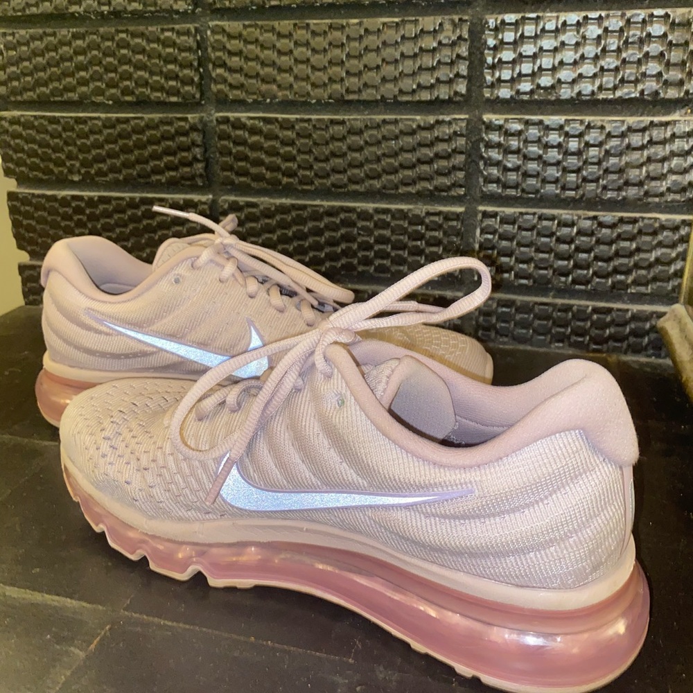 Nike Women’s Air Max 2017 Running Shoe